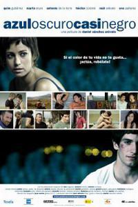 Poster for Azuloscurocasinegro (2006).