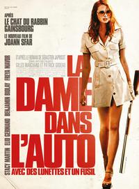 Plakat La dame dans l'auto avec des lunettes et un fusil (2015).