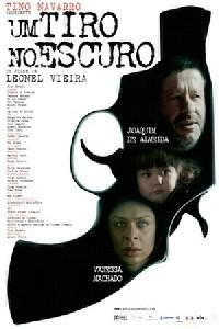 Poster for Um Tiro no Escuro (2005).